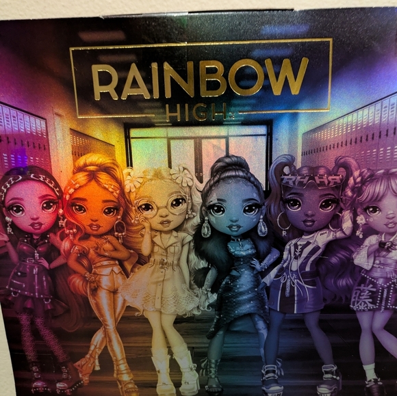 Rainbow High Fashion Set with Burgundy Accents Lila Yamamoto - Picture 8 of 11